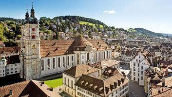Das ehemalige Benediktinerstift in St. Gallen mit seiner Kathedrale und der Bibliothek aus dem Barock. Foto: djd/St. Gallen-Bodensee Tourismus
