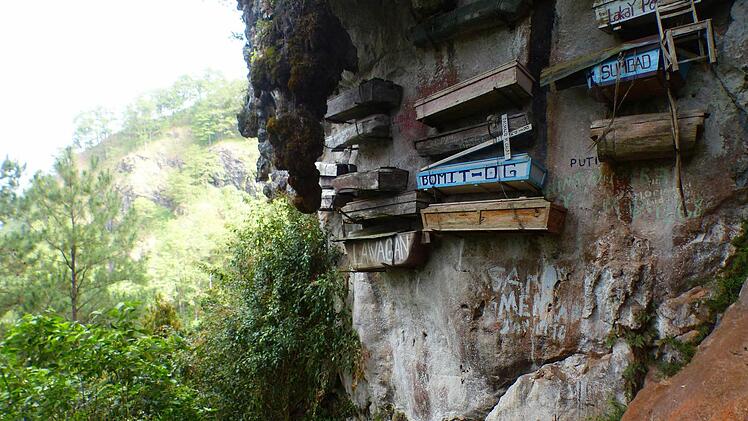 Ungewohnter Anblick: Die an Felswänden hängenden Särge von Sagada.