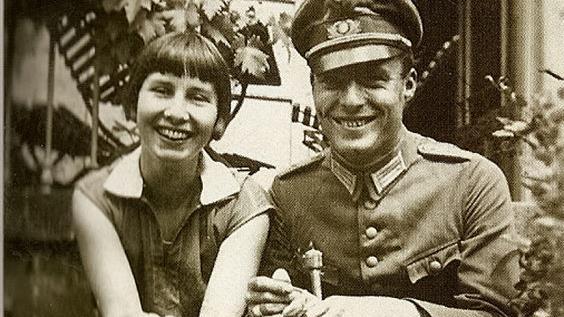 Nina Schenk Gräfin von Stauffenberg mit ihrem Mann Claus, der am 20. Juli das Attentat auf Hitler verübte. Repro: Klaus Rössner