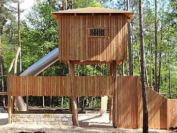Das "keltische Torhaus" ist ein Highlight auf den Spielplatz "Spielwienix" am Kordigast.  Foto: Stromer