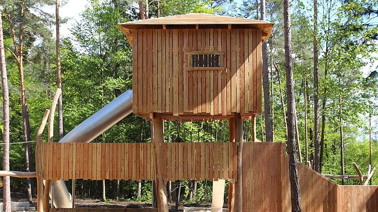Das "keltische Torhaus" ist ein Highlight auf den Spielplatz "Spielwienix" am Kordigast.  Foto: Stromer