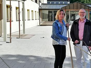 Die Generalsanierung der Mittelschule ist abgeschlossen. Jetzt warten Schulleiterin Heidrun von Schoen und Bürgermeister Waldemar Bug auf die Schüler.  Foto: Sigismund von Dobschütz/Archiv