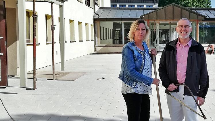 Die Generalsanierung der Mittelschule ist abgeschlossen. Jetzt warten Schulleiterin Heidrun von Schoen und Bürgermeister Waldemar Bug auf die Schüler.  Foto: Sigismund von Dobschütz/Archiv