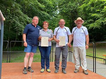 Thomas Hammelmann, Ehrenvorsitzender der Sinn-Saale Region (von links) &uuml;berreichte das Goldene Klubabzeichen an Maria R&uuml;ttiger und Rainer R&uuml;ttiger. Vorsitzender des Zweivereins Oberbach Roland Heublein gratuliert.