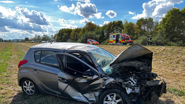 Schwerer Unfall auf der B4 im Kreis Bamberg: Auto brennt komplett aus
