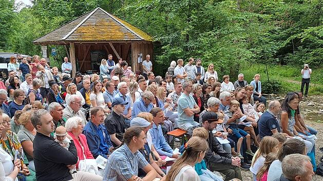 Die Tauffestbesucher genießen die Atmosphäre an der Lillach-Quelle.