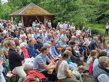 Die Tauffestbesucher genießen die Atmosphäre an der Lillach-Quelle.