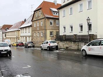 Solche Bilder gehören ab Sommer der Vergangenheit an: Die Einsatzfahrzeuge der Caritas-Sozialstation bestimmen das Bild in Klein Nürnberg, besonders, wenn alle sieben Dienstwagen abgestellt sind. Foto: Ralf Kestel