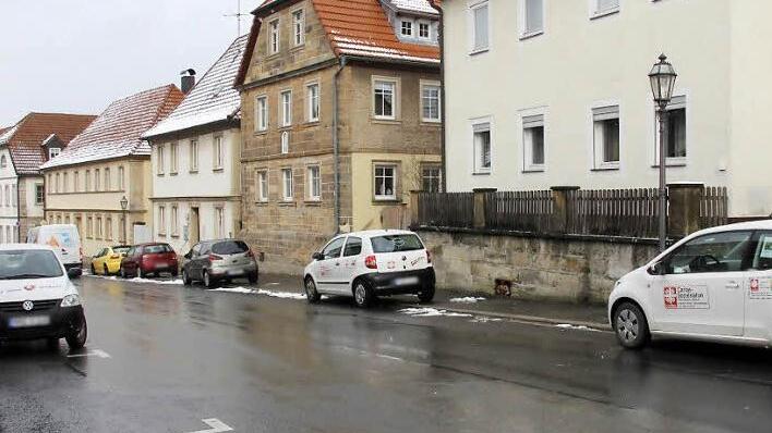 Solche Bilder gehören ab Sommer der Vergangenheit an: Die Einsatzfahrzeuge der Caritas-Sozialstation bestimmen das Bild in Klein Nürnberg, besonders, wenn alle sieben Dienstwagen abgestellt sind. Foto: Ralf Kestel