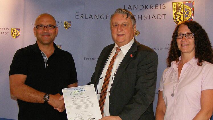 Horst Gäck (links) und seine Frau Sibylle nahmen die Ehrung des Landrates Eberhard Irlinger für die Teilnahme an der "Wirtschaft proKlima"-Initiative im Erlanger Landratsamt entgegen.
