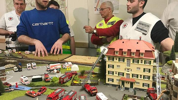 Der organisatorische Leiter Benjamin Hacker erklärt das Einsatzgeschehen an der Planspielplatte. Foto: privat