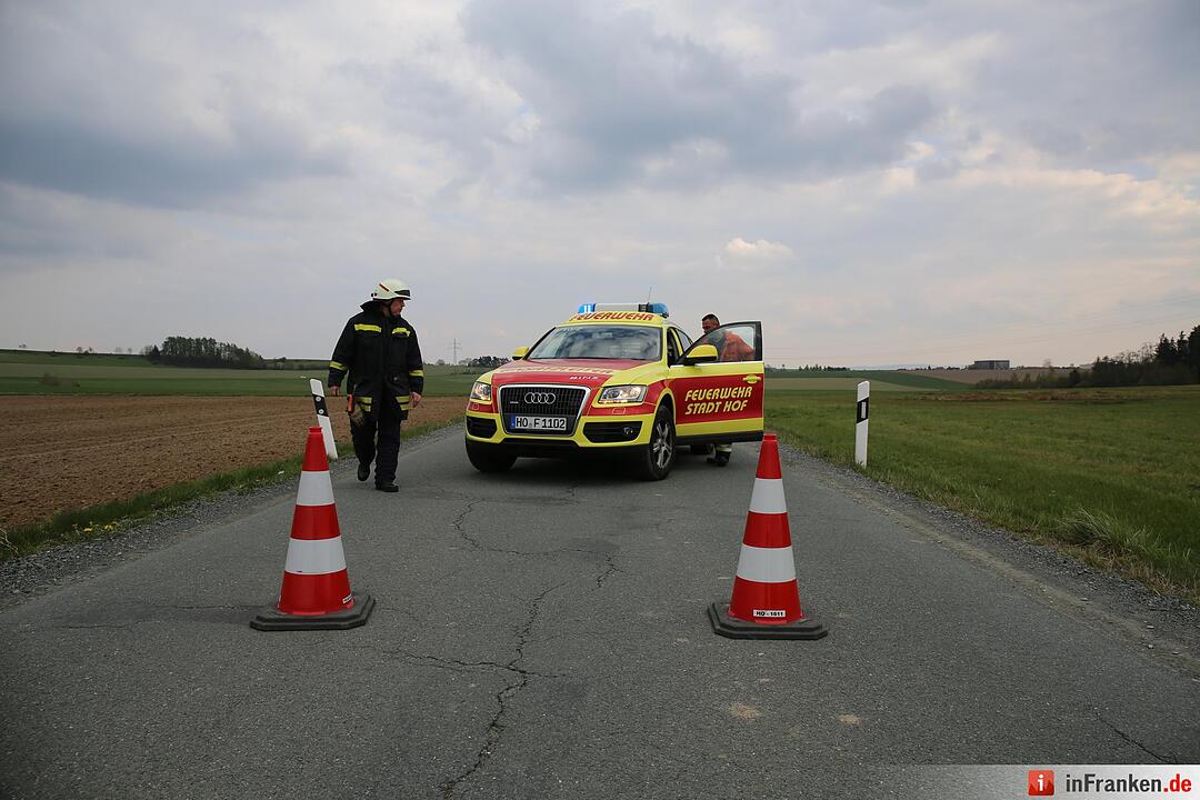 Kreis Hof: Auto überschlägt sich mehrfach und bleibt auf dem Dach liegen
