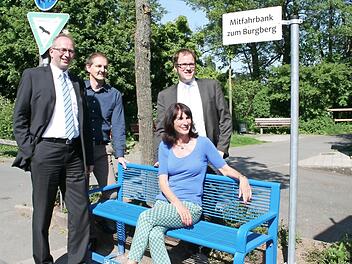 Hans-Peter Lechner, Vorstandsmitglied der VR-Bank, die als Sponsor gewonnen werden konnte, Planungs- und Baureferent Josef Weber, Stadtr&auml;tin Rosemarie Egelseer-Thurek (sitzend) sowie Oberb&uuml;rgermeister Florian Janik testen die Mitfahrbank Richtung Burgberg.