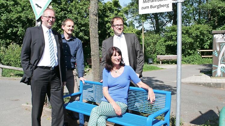 Hans-Peter Lechner, Vorstandsmitglied der VR-Bank, die als Sponsor gewonnen werden konnte, Planungs- und Baureferent Josef Weber, Stadtr&auml;tin Rosemarie Egelseer-Thurek (sitzend) sowie Oberb&uuml;rgermeister Florian Janik testen die Mitfahrbank Richtung Burgberg.
