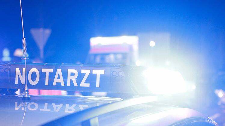 Am Neujahrsmorgen überschlug sich ein Auto im Kreis Rhön-Grabfeld, zwei Mitfahrer wurden schwer verletzt. Der Fahrer hingegen floh vom Unfallort. Symbolbild: News5