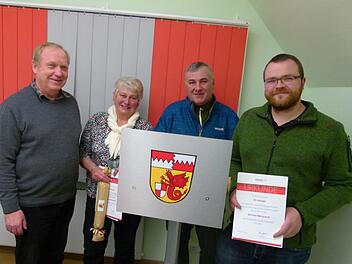BRK-Ehrenurkunde und Nadel erhielten aus den Händen von Werner Thomas die Blutspender Margit Stöckert, Ulf Böhm und Michael Marquardt (von links). Foto: Lothar Weidner