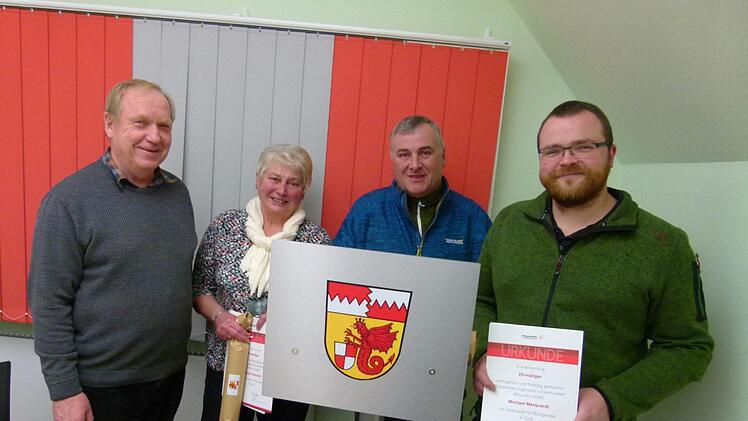 BRK-Ehrenurkunde und Nadel erhielten aus den Händen von Werner Thomas die Blutspender Margit Stöckert, Ulf Böhm und Michael Marquardt (von links). Foto: Lothar Weidner