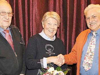 Ehrung bei den Briefmarkensammlern (von links): Zweiter Vorsitzender Manfred Jenke, Edeltraut Zesewitz und Vorsitzender Werner Pollach  Foto: W. Desombre