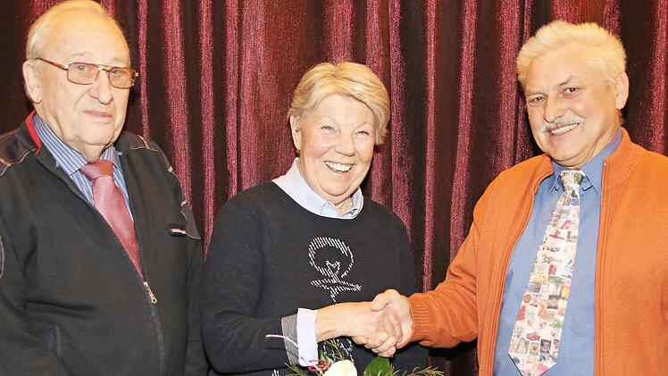 Ehrung bei den Briefmarkensammlern (von links): Zweiter Vorsitzender Manfred Jenke, Edeltraut Zesewitz und Vorsitzender Werner Pollach  Foto: W. Desombre