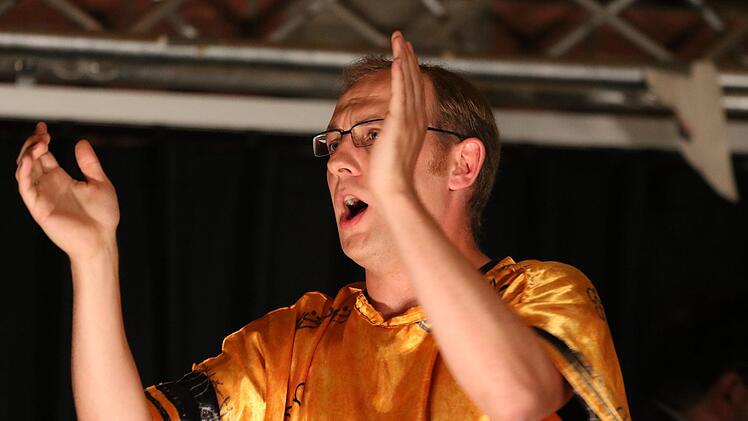 Die Theatergruppe Kompassion des Franz-Miltenberger-Gymnasiums  spielte die Farce "Benefiz. Jeder rettet einen Afrikaner" von Ingrid Lausund. Foto: Sebastian Schmitt