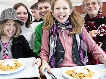 Essen fassen in der Mensa der Realschule Ebermannstadt.  Foto: Josef Hofbauer/Archiv