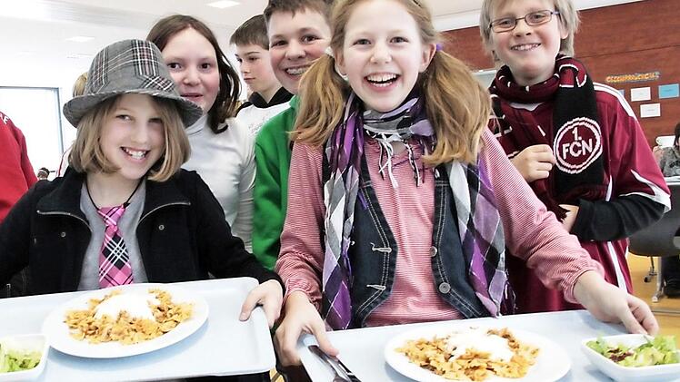 Essen fassen in der Mensa der Realschule Ebermannstadt.  Foto: Josef Hofbauer/Archiv