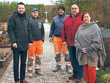 Inspizierten die gepflasterten Wege (von links): Bürgermeister Andreas Hügerich, Toni Hollfelder und Andreas Bauernschmitt vom Bauhof, Vorarbeiter Wolfgang Bauernschmitt und die Leiterin des Friedhofsamtes, Angelika Seidel  Foto: Alfred Thieret