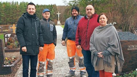 Inspizierten die gepflasterten Wege (von links): Bürgermeister Andreas Hügerich, Toni Hollfelder und Andreas Bauernschmitt vom Bauhof, Vorarbeiter Wolfgang Bauernschmitt und die Leiterin des Friedhofsamtes, Angelika Seidel  Foto: Alfred Thieret
