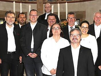 Den Festgottesdienst hielt Pfarrer Stefan Köttig (hinten Mitte). Bei den Ehrungen (von links): Roland Holzheid, Helmut Weitz, Reinhold Schneider, Stefan Hofmann, Kurt Brehm, Petra Binger, Helmut Gütlein, Chorleiter Andreas Binger, Barbara Rößner, Kurt Schleicher, Michaela Kern und Werner Stützle  Foto: privat