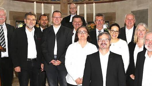 Den Festgottesdienst hielt Pfarrer Stefan Köttig (hinten Mitte). Bei den Ehrungen (von links): Roland Holzheid, Helmut Weitz, Reinhold Schneider, Stefan Hofmann, Kurt Brehm, Petra Binger, Helmut Gütlein, Chorleiter Andreas Binger, Barbara Rößner, Kurt Schleicher, Michaela Kern und Werner Stützle  Foto: privat