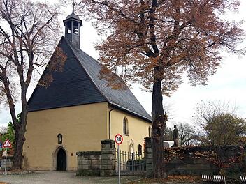 Die Nikolaus-Kapelle erfuhr eine umfassende Außen- und Innensanierung. Ein Schild weist nunmehr auf die Renovierung hin. In der Haupteingangstür wurde ein Sichtfenster eingebaut. Heike Schülein
