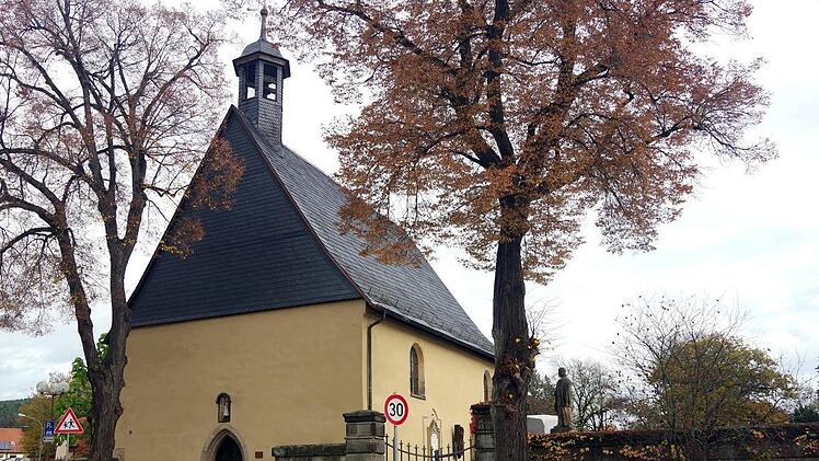 Die Nikolaus-Kapelle erfuhr eine umfassende Außen- und Innensanierung. Ein Schild weist nunmehr auf die Renovierung hin. In der Haupteingangstür wurde ein Sichtfenster eingebaut. Heike Schülein
