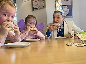 Der Präsident der "Ruotnkernge Fousanocht", Kai Baumstark, mit den beiden Schmetterlings-Feen Helena und Johanna. Sie freuen sich schon aufs gemeinsame virtuelle Essen der Elferratskrapfen am kommenden Wochenende.