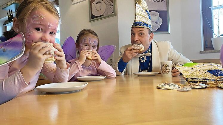 Der Präsident der "Ruotnkernge Fousanocht", Kai Baumstark, mit den beiden Schmetterlings-Feen Helena und Johanna. Sie freuen sich schon aufs gemeinsame virtuelle Essen der Elferratskrapfen am kommenden Wochenende.