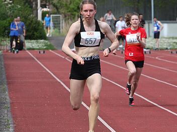 Elisa Eich (557) vom TV DJK Hammelburg zeigte bei den Kreismeisterschaften gleich mehrere Top-Resultate. Über 100 Meter der Jugend U20 blieb sie deutlich unter ihrer bisherigen Bestleistung. Foto: Reinhold Nürnberger