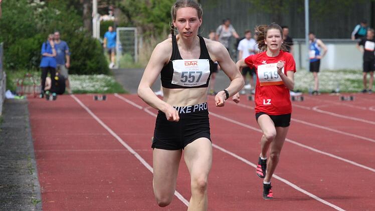 Elisa Eich (557) vom TV DJK Hammelburg zeigte bei den Kreismeisterschaften gleich mehrere Top-Resultate. Über 100 Meter der Jugend U20 blieb sie deutlich unter ihrer bisherigen Bestleistung. Foto: Reinhold Nürnberger