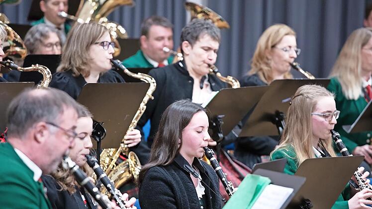 Die Stadtkapelle Hammelburg organisiert ein Adventskonzert, das in der Musikakademie stattfindet.