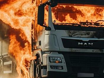 Lkw in Vollbrand sorgt f&uuml;r Vollsperrung der A3 im Kreis W&uuml;rzburg