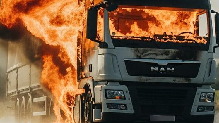 Brennender Lkw sorgt f&uuml;r lange Staus auf A9 bei Bayreuth