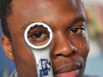 In der Werkstatt fühlt er sich wohl: Kingsley Osuji aus Nigeria will eine Ausbildung machen. Fotos: Michael Gründel