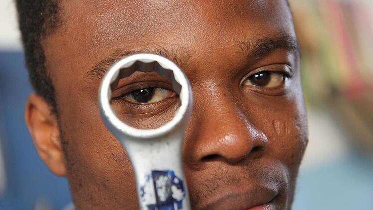 In der Werkstatt fühlt er sich wohl: Kingsley Osuji aus Nigeria will eine Ausbildung machen. Fotos: Michael Gründel