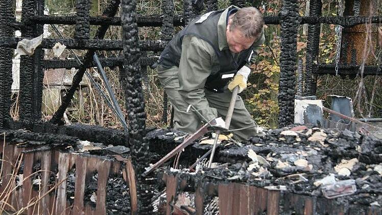 Brandfahnder Günter  Kraut  geht  bei seiner Arbeit  sehr akribisch vor.