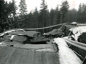 Ein 60 Meter langes Teilstück der neuen Straße von Schimmendorf nach Kirchleus rutschte am 16. Februar 1972 ab. Foto: Archiv Tiroch