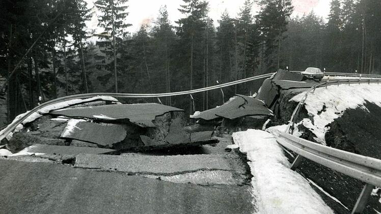 Ein 60 Meter langes Teilstück der neuen Straße von Schimmendorf nach Kirchleus rutschte am 16. Februar 1972 ab. Foto: Archiv Tiroch