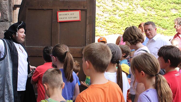 Arniko Schilling (links) bereitet die Kinder auf die außergewöhnliche Führung vor.