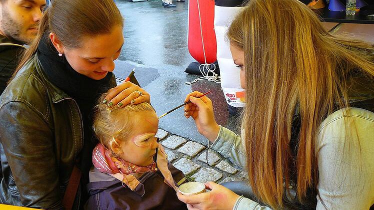 Auch ein Schminkstudio stand für die Kinder zur Verfügung.