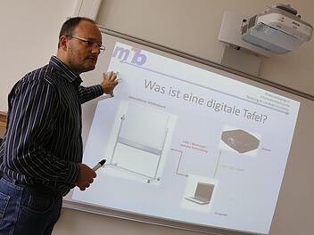 Stefan Kraus in seinem Eggolsheimer Klassenzimmer vor einem Whiteboard. Foto: Matthias Hoch