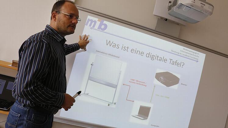 Stefan Kraus in seinem Eggolsheimer Klassenzimmer vor einem Whiteboard. Foto: Matthias Hoch