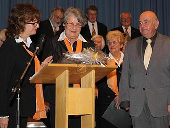 Die Vertreterinnen der beiden Vereine, Michaela Mattes (links) und Katharina Deuerling, ernannten Chorleiter Walter Klose und ernannten ihm zum Ehrenmitglied beziehungsweise Ehrendirigenten.  Foto: Michael Wunder