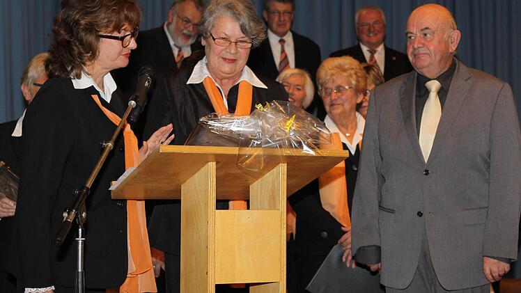 Die Vertreterinnen der beiden Vereine, Michaela Mattes (links) und Katharina Deuerling, ernannten Chorleiter Walter Klose und ernannten ihm zum Ehrenmitglied beziehungsweise Ehrendirigenten.  Foto: Michael Wunder